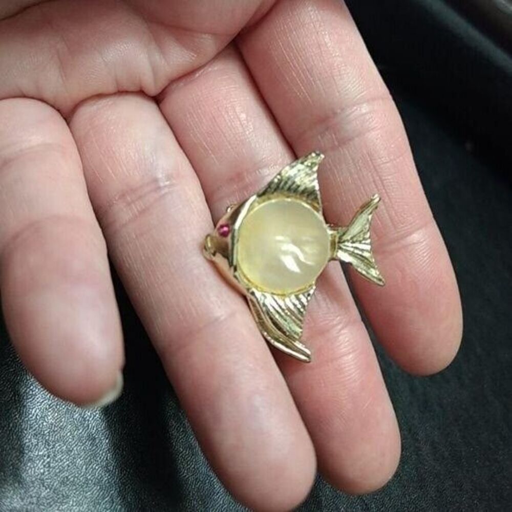 Vintage gold tone fish brooch